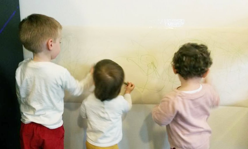 Motricité fine des enfants face à un mur, micro-crèche