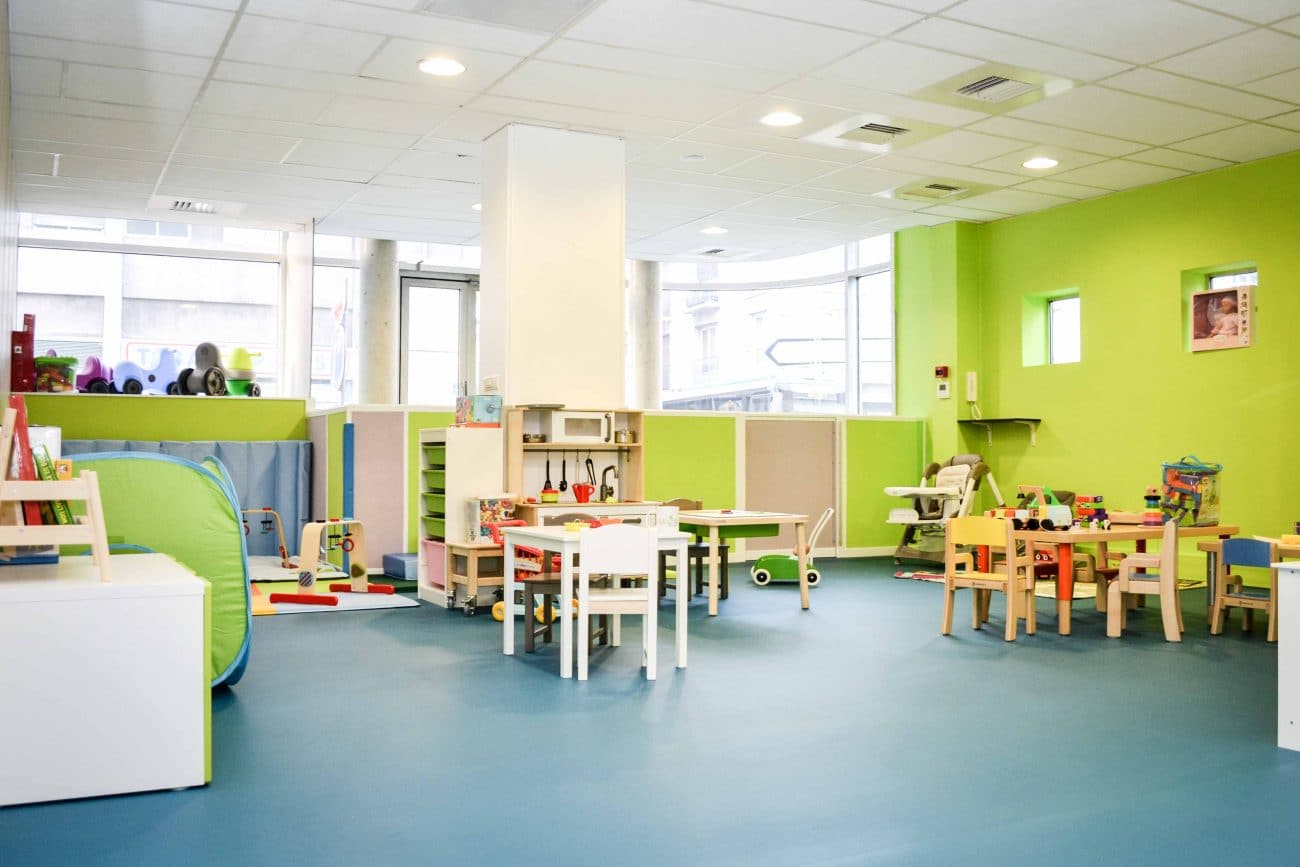 Salle de jeux avec tables - Activités pour les enfants - Micro-crèche Rouen Granny
