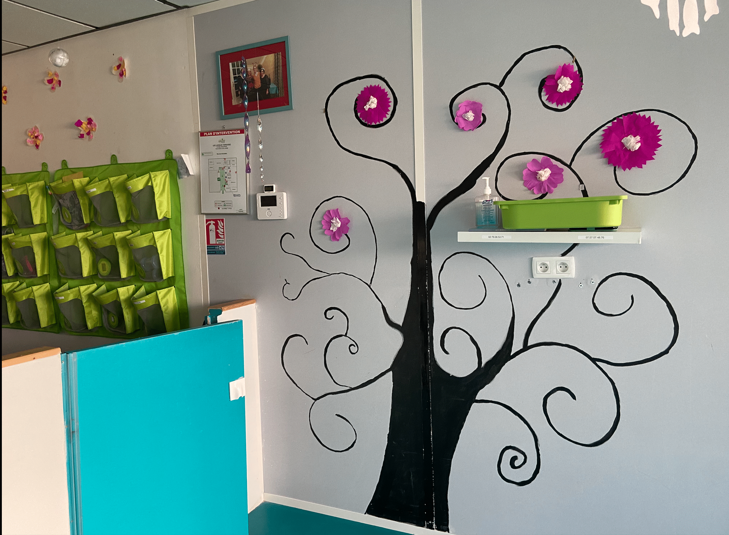 Décoration murale arbre avec fleurs micro-crèche bois guillaume