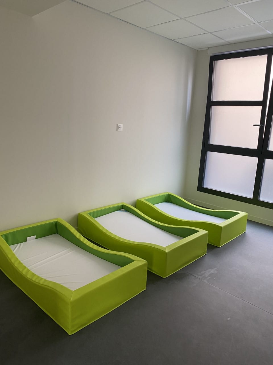 Dortoir avec lits verts micro crèche rouen